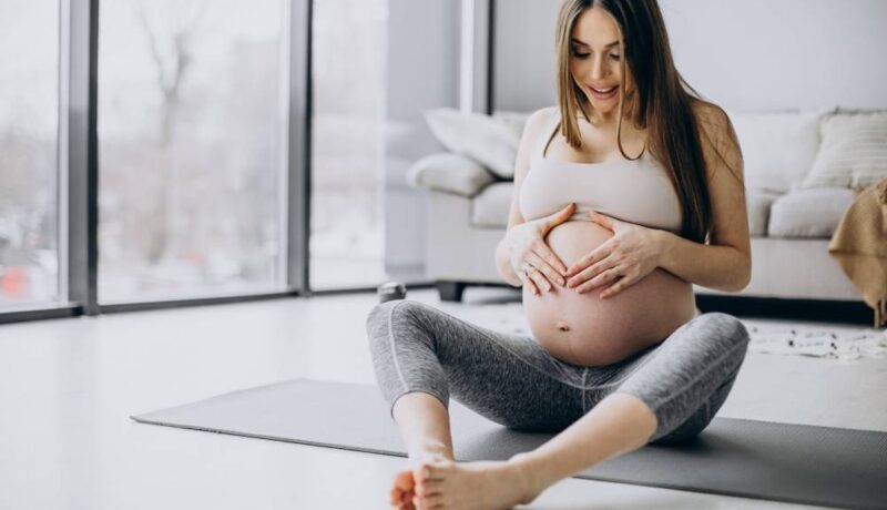 mujer embarazada practicando pilates