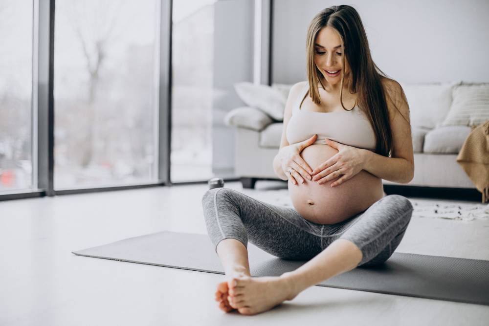 mujer embarazada practicando pilates